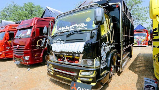 Tak ada yang istimewa dari bagian eksterior Mitsubishi Fuso Canter satu ini. Namun begitu kepala dibuka, tersibak blok mesin yang sudah dipahat.