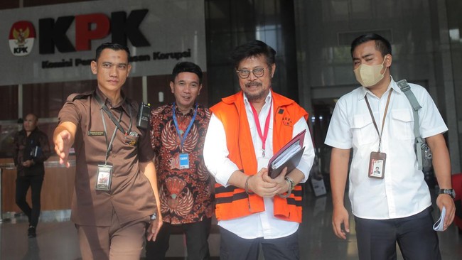 Orang dekat SYL yang telah diklarifikasi Dewas KPK adalah sopir, ajudan, dan asisten pribadi. Selain itu, Dewas juga mengklarifikasi Sekjen Kementan.