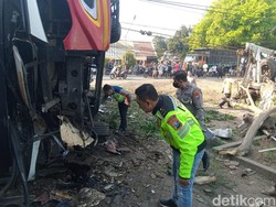 Bus Madu Kismo Hantam Pohon-Tiang di Probolinggo, 2 Penumpang Tewas