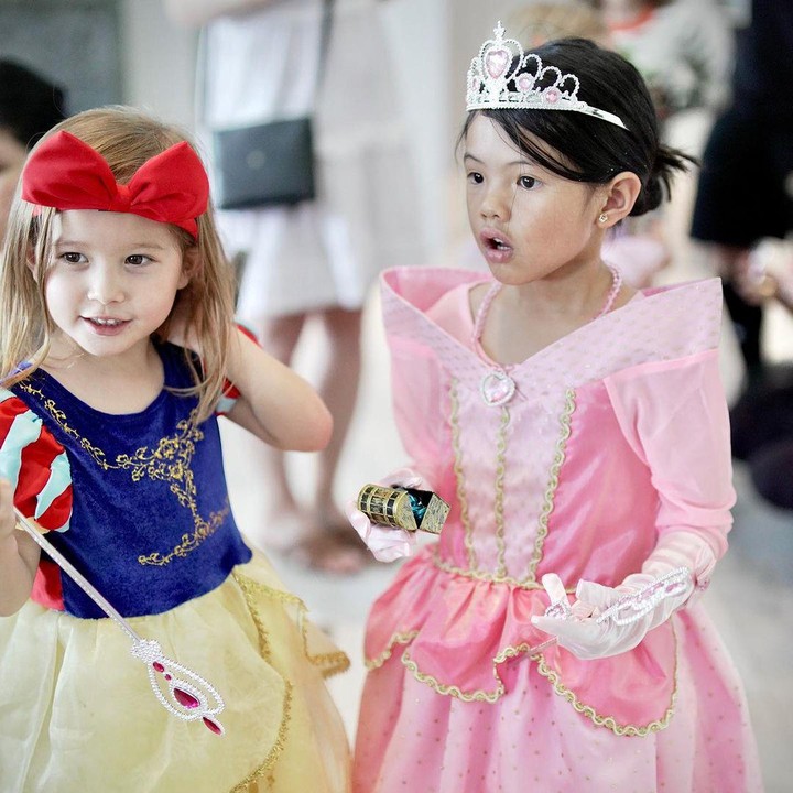 <p>Amaira anak Farah Quinn turut merayakan Halloween bersama teman-temannya. Tahun ini, Amaira memilih kostum <em>princess</em>, lho. "Boo! Tunggu, <em>princess</em> ini terlalu lucu untuk menakutkan. Selamat Halloween!" ungkap Farah pada laman Instagram-nya. (Foto: Instagram: @farahquinnofficial)</p>