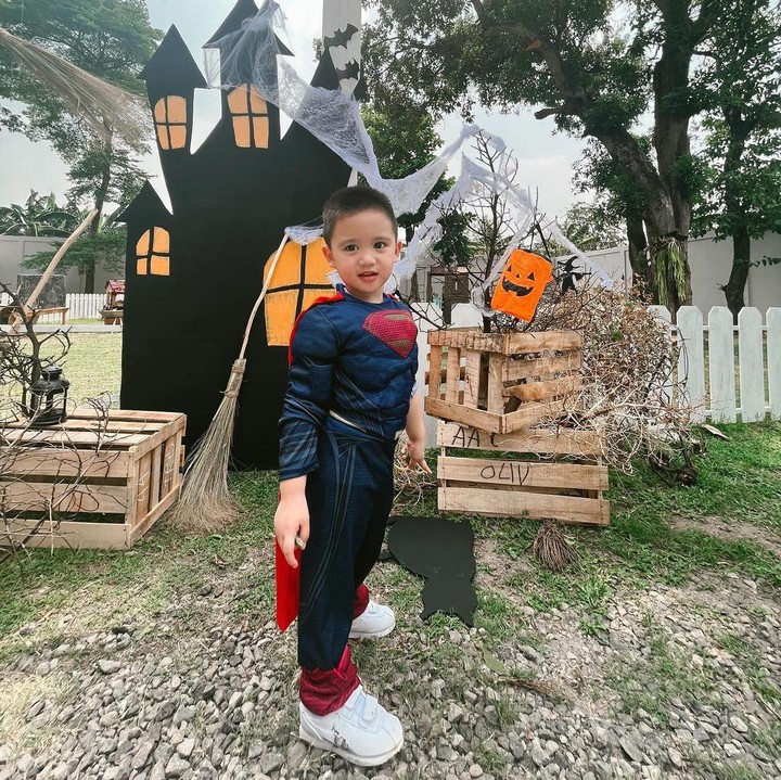 <p>Anak Citra Kirana dan Rezky Aditya, Keene Atharrazka, memilih kostum Superman di perayaan Halloween, Bunda. "Hari ini jadi Superman ya Mas. <em>Slide</em> terakhir Superman-nya kecapean habis nyapu apa gimana itu?" kata perempuan yang akrab disapa Ciki ini. (Foto: Instagram: @citraciki)</p>