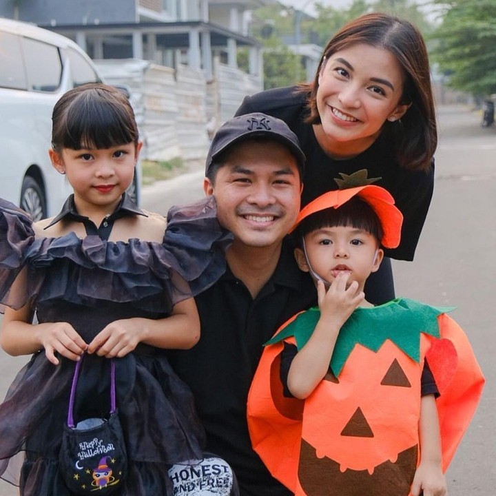 <p>Anak-anak Chelsea Olivia, Nastusha dan Dante memutuskan untuk mengenakan kostum Halloween bertema berbeda. Nastusha mengenakan kostum Wednesday Addam sementara Dante mengenakan kostum labu."Siap untuk pesta Halloween!!" ungkap sang Ayah, Glenn Alinskie. (Foto: Instagram: @chelseaoliviaa)</p>