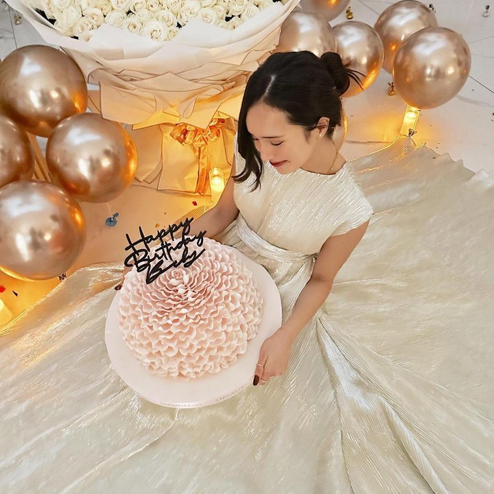 <p>Momen membahagiakan ini dibagikan Beby pada laman Instagram-nya. Ia mengunggah potret diri dengan gaun panjang bak <em>princess</em> seraya memegang kue ulang tahun. (Foto: Instagram: @bebytsabina)</p>