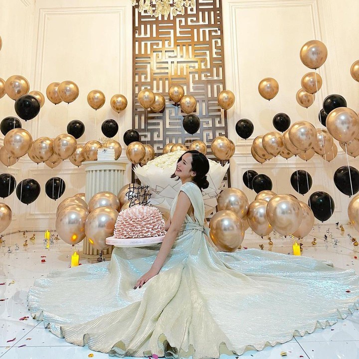 <p>Dekorasi ulang tahunnya juga sangat cantik.  Terdapat buket bunga mawar putih besar dan ruangan yang dipenuhi dengan balon berwarna <em>gold</em> dan hitam. (Foto: Instagram: @bebytsabina)</p>