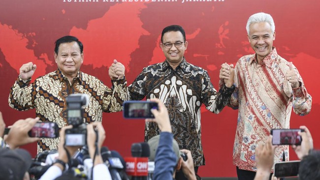 Dalam survei terbaru Charta Politika, elektabilitas Prabowo 44,4 persen atau turun sekitar 5 persen. Kemudian Ganjar 40,8 persen, Anies 24,3 persen.