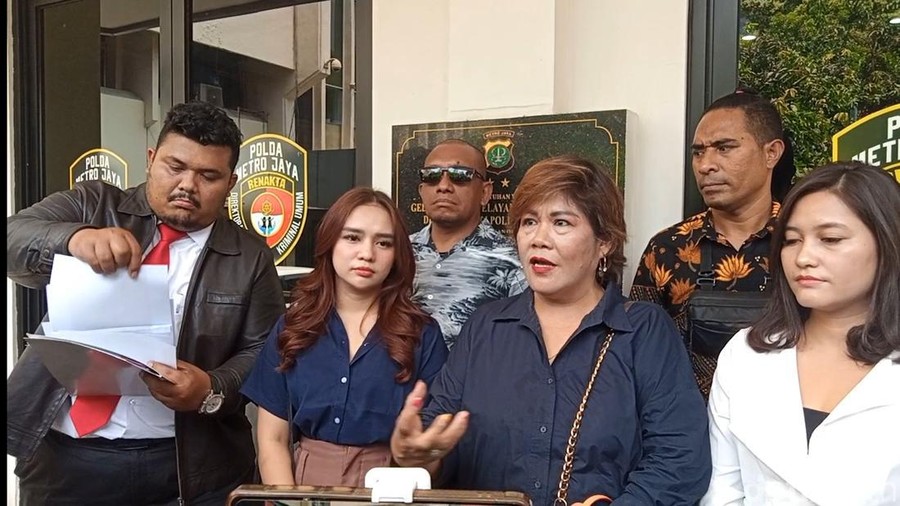 Regi Nazlah mendatangi Polda Metro Jaya.