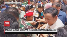 VIDEO: Resmikan Bantuan Sumur Bor, Prabowo Mandi Bersama Anak-Anak
