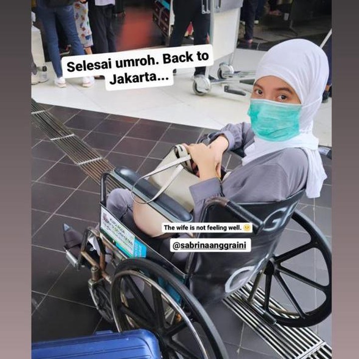 <p>Meski tampak sehat selama menjalani ibadah umrah, ternyata Sabrina justru sakit menjelang kepulangan mereka ke tanah air. Ia bahkan harus naik kursi roda selama di bandara. (Foto: Instagram: @sabrinaanggraini)</p>