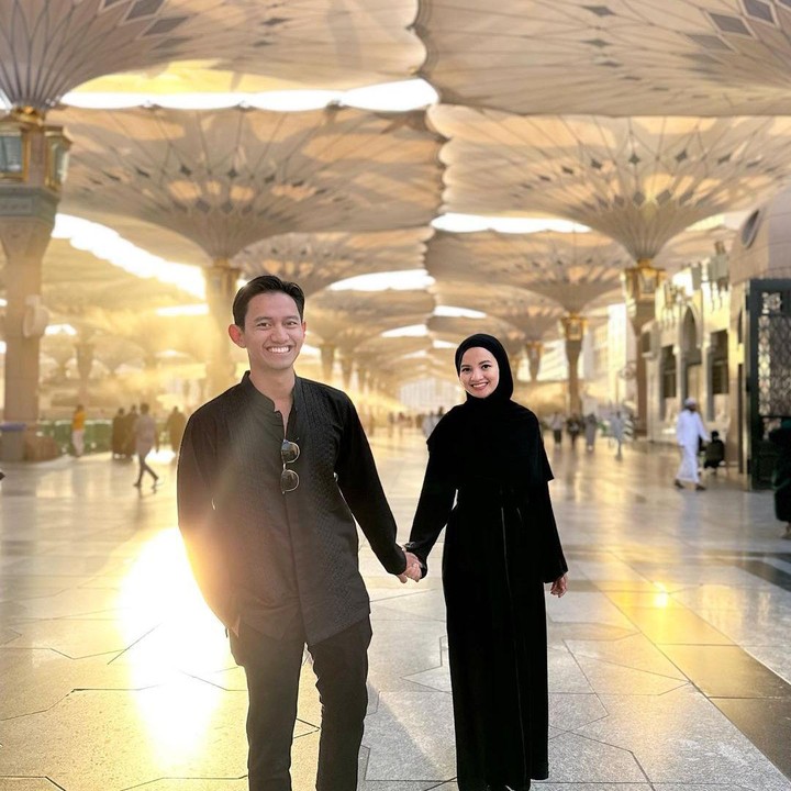 <p>Sabrina Anggraini dan Belva Devara tengah berbahagia karena sebentar lagi akan menjadi Bunda dan Ayah. Sebagai bentuk rasa syukur atas kehamilan pertama, baru-baru ini Sabrina dan Belva melakukan ibadah umrah, Bunda. (Foto: Instagram: @sabrinaanggraini)</p>