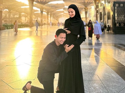 7 Potret Sabrina Anggraini Istri Belva Devara Umrah saat Hamil, Siapkan Diri Jadi Orang Tua