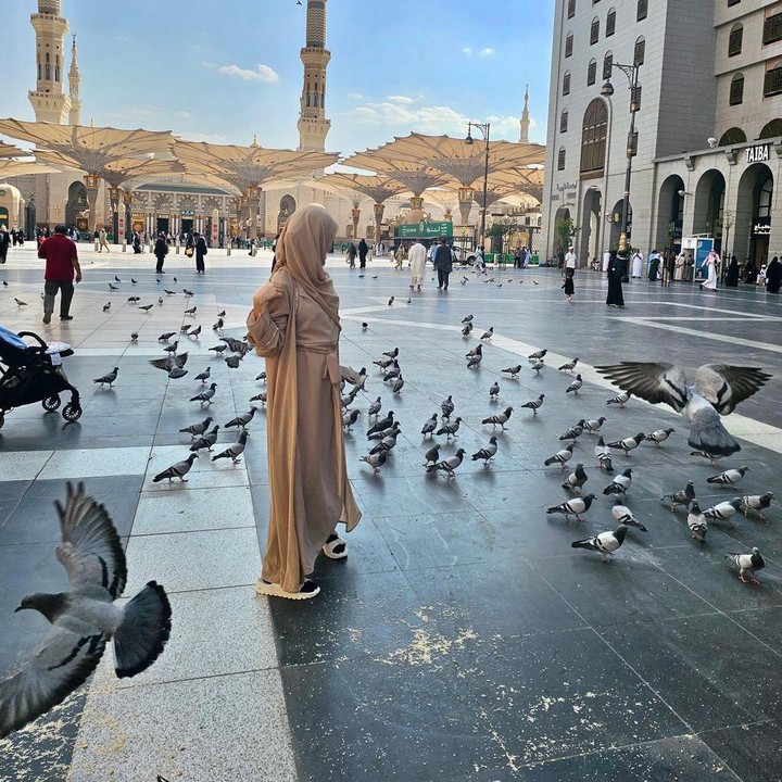 <p>Sabrina dan Belva aktif membagikan momen selama umrah, mereka juga turut mendoakan agar pengikutnya di Instagram bisa segera menginjakkan kaki di Tanah Suci. (Foto: Instagram: @sabrinaanggraini)</p>