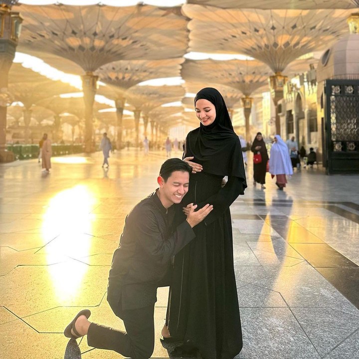 <p>Sabrina dan Belva tampak sangat berbahagia dan menikmati ibadah umrah ini. Mulai dari kota Mekah hingga Madinah, keduanya senantiasa berdoa agar calon anak pertamanya selalu dalam lindungan Allah. (Foto: Instagram: @sabrinaanggraini)</p>