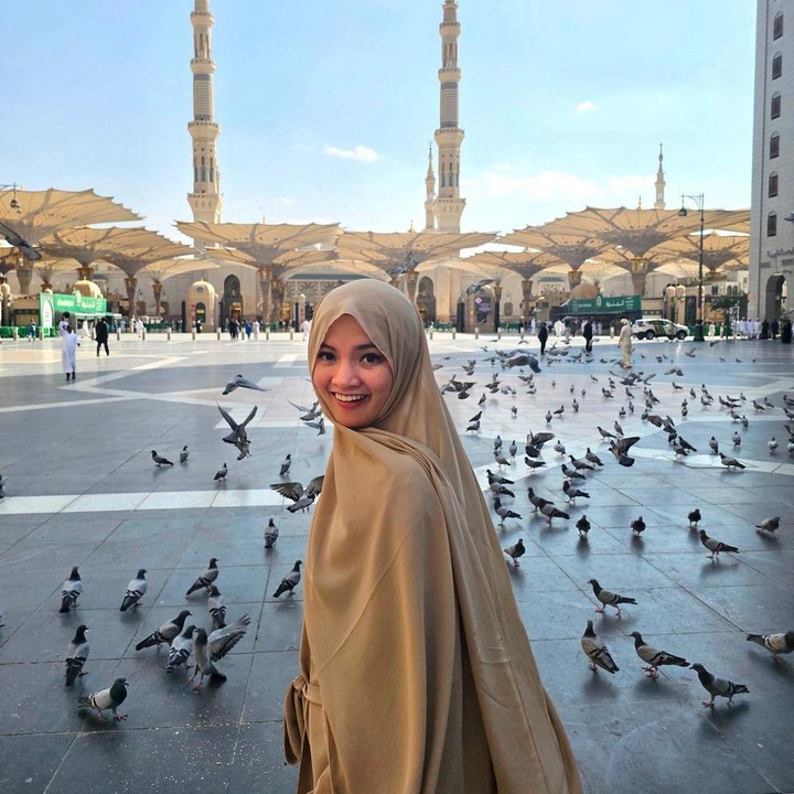 <p>Selama menjalani ibadah umrah, Sabrina tampak sangat cantik dalam balutan busana muslim dan hijab. Sebelum kembali ke Tanah Air ia menyempatkan berfoto di depan gerbang utama Masjid Nabawi ditemani banyak burung cantik. (Foto: Instagram: @sabrinaanggraini</p>