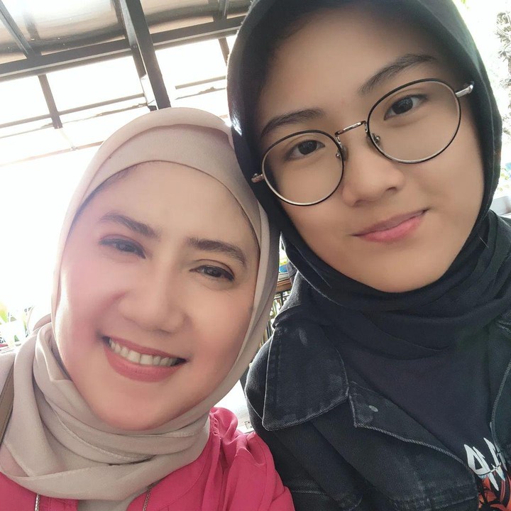 <p>Sherin sendiri kini sudah menjadi perempuan dewasa. Baru lulus kuliah kedokteran di Universitas Padjajaran, saat ini ia tengah menjalani masa koas dan segera menjadi dokter. (Foto: Instagram @inesinthya)<br /><br /><br /></p>