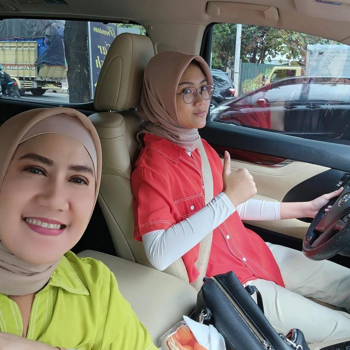 <p>Melalui kolom komentar, netizen sering memberikan pujian pada Sherin. Mereka menyebut anak Ine ini terlihat semakin cantik, mirip sang ibunda. (Foto: Instagram @inesinthya)<br /><br /><br /></p>