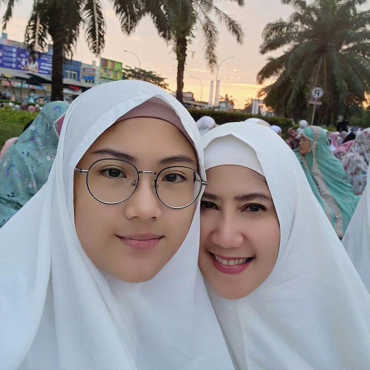 <p>Pedangdut Ine Sinthya Anggriana memang sudah lama tak muncul di layar kaca, Bunda. Meski begitu, perempuan yang kini berusia 52 tahun ini aktif menggunakan Instagram dan membagikan potret bersama sang putri, Sherin Syahnaz Syahrani.(Foto: Instagram @inesinthya)<br /><br /><br /></p>