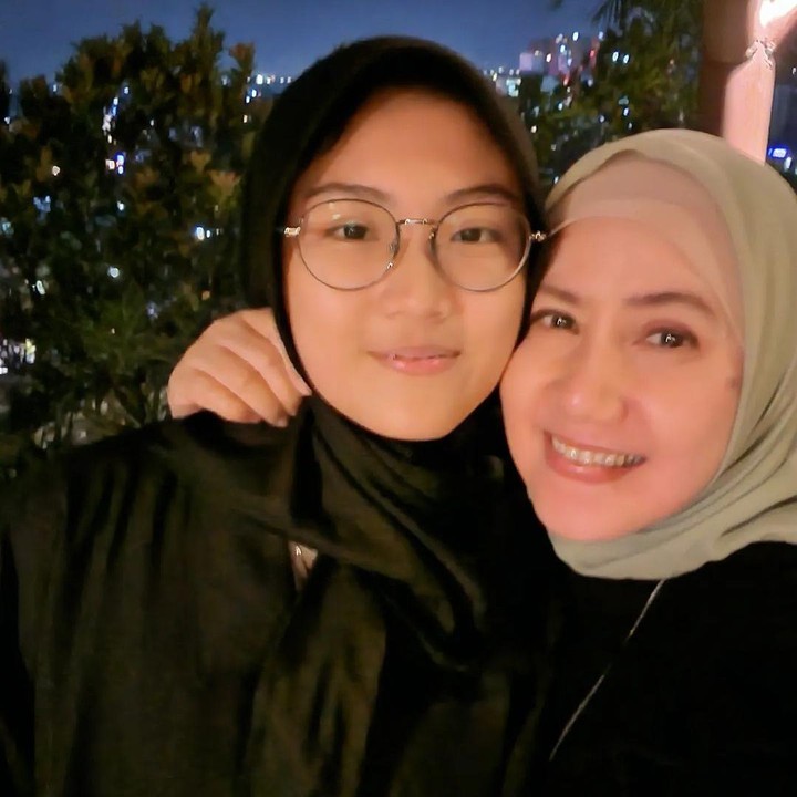 <p>Melihat akun Instagramnya, Ine Sinthya sering menunjukkan potret bersama anak-anaknya, Bunda. Bersama Sherin, Ine juga sering menghabiskan waktu berduaan, nih. (Foto: Instagram @inesinthya)<br /><br /><br /></p>