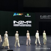 Koleksi Tantri Namirah di Fashion Show IN2MF, Semarak Tenun Rona Lembut yang Cantik