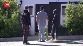 VIDEO: Fans Sambangi TKP Matthew Perry Meninggal Dunia