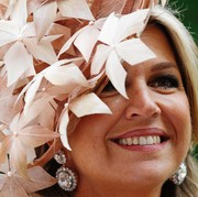 7 Gaya Topi Super Unik Para Perempuan Bangsawan, Putri Beatrice Bikin Salfok