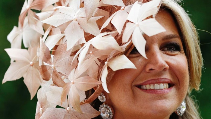 7 Gaya Topi Super Unik Para Perempuan Bangsawan, Putri Beatrice Bikin Salfok