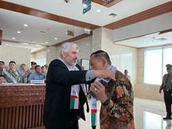 Anggota DPR Dikalungkan Syal Palestina Jelang Sidang Paripurna