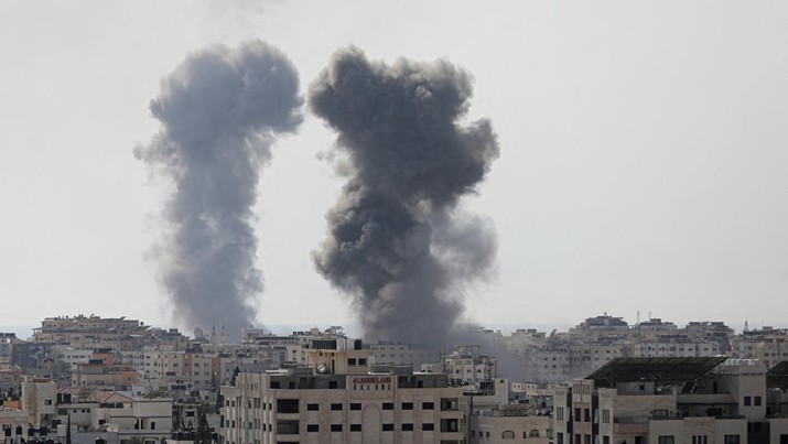 Asap mengepul pasca serangan Israel di Kota Gaza, 30 Oktober 2023. (REUTERS/Mohammed Al-Masri)