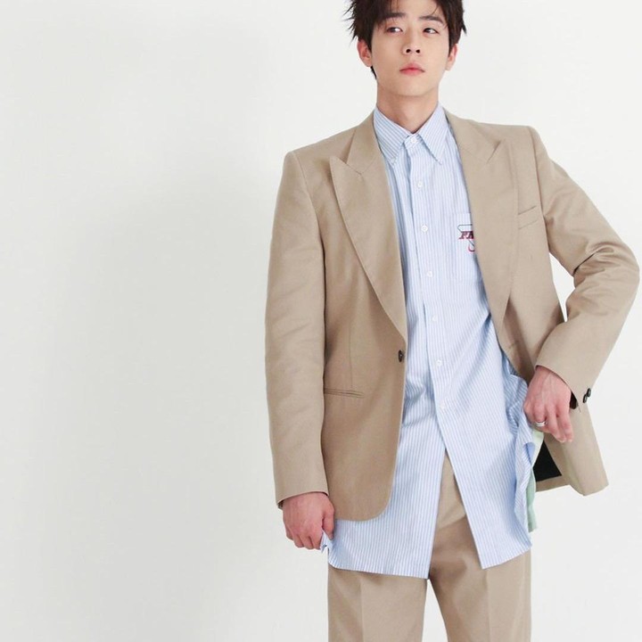 <p>Balutan jas yang dipadupadankan dengan kemeja oversize membuat Chae Jong Hyeop tampak menawan sekaligus menggemaskan ya, Bunda. Tak heran jika para penggemar sangat menyukainya, bukan? (Foto: Instagram @chaejh_)</p>