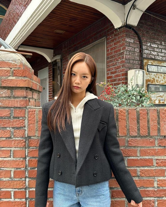Blazer hitam ala Hyeri yang simple ini bisa dijadikan outfit untuk hangout di akhir pekan. Agar terlihat kasual, ia mengenakan inner hoodie dan memadukannya dengan celana denim. / Foto: elle.co.kr