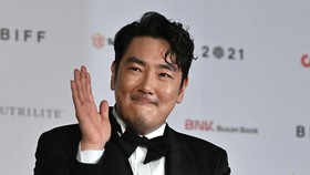 Cho Jin-woong Diincar Gantikan Lee Sun-kyun di Drama Baru
