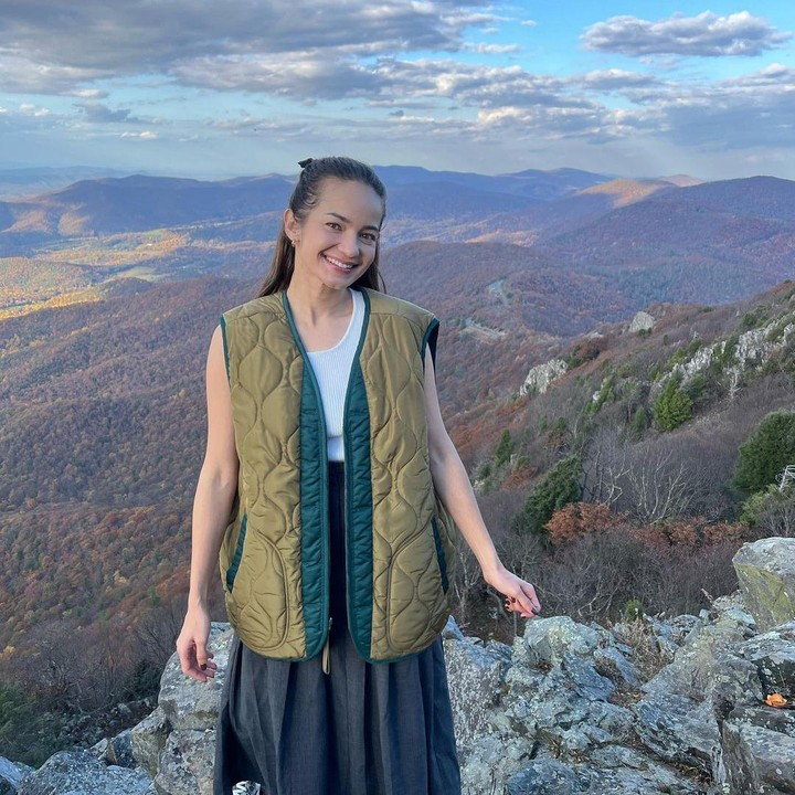 <p>Sejak menikah dengan Molen Kasetra, Enzy Storia kini menetap di Washington DC, Amerika Serikat (AS), Bunda. Di Negeri Paman Sam, sang suami menjalani karier sebagai seorang diplomat.(Foto: Instgaram @enzystoria)<br /><br /><br /></p>