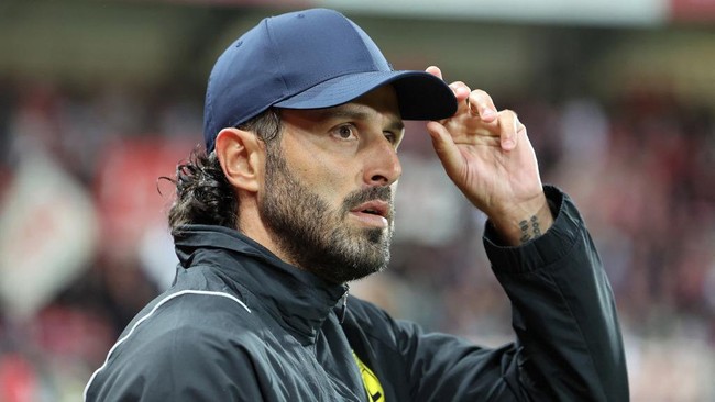 Duel Marseille vs Lyon pada lanjutan Liga Prancis terpaksa dibatalkan karena pelatih tim tamu, Fabio Grosso, terluka parah akibat diserang suporter.