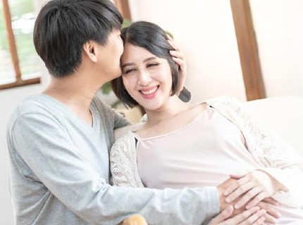 7 Posisi Aman Berhubungan Intim saat Hamil Tua Beserta Manfaat & Efek Sampingnya