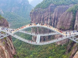 Dikira Photoshop, Jembatan Kaca Melengkung di China Sungguh Ada