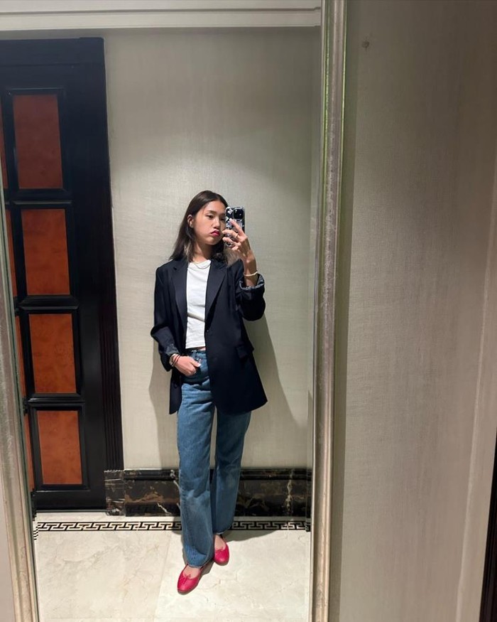 Jika kamu sedang mencari tampilan kerja yang nyaman namun tidak terlihat terlalu kasual, lihatlah gaya Mimi. Ia memakai blazer hitam dengan kaos putih dan celana denim. Terlihat simple namun tetap menarik. / Foto: elle.co.kr