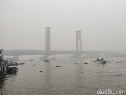 Kabut Asap Tebal Kepung Palembang Siang Ini, Jarak Pandang 200 Meter!