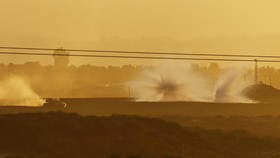 FOTO: Kepung Gaza, Israel Lancarkan Serbuan Darat dari 2 Arah