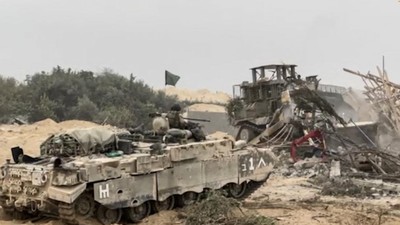 Israel Tembak Mati Ibu Hamil dan Lindas Jenazah Pakai Buldoser Pasukan Israel dilaporkan menembak mati empat wanita hamil di Tal al-Zaatar, Gaza. Mereka dibunuh saat sedang menuju Rumah Sakit Al-Awda.