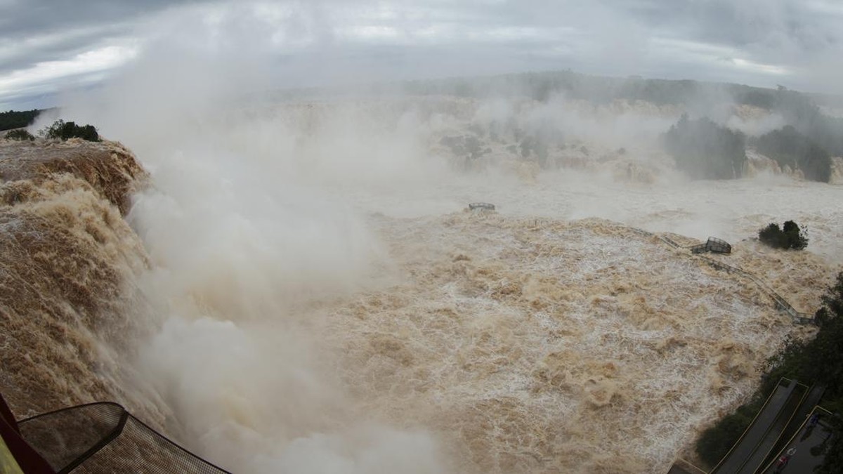 FOTO: Banjir Dahsyat Landa Air Terjun Iguazu, Jalur Wisata Ditutup