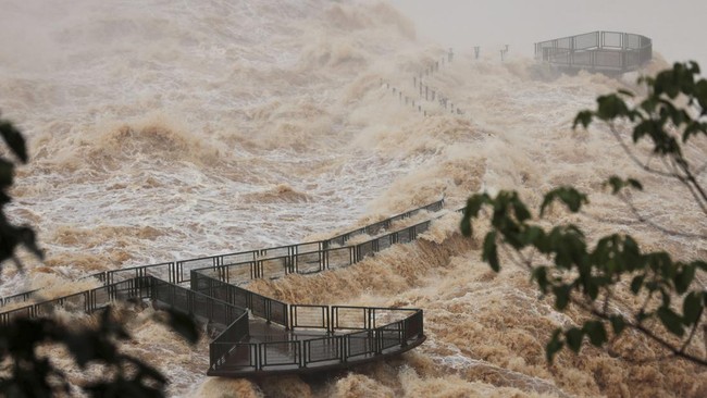FOTO: Banjir Dahsyat Landa Air Terjun Iguazu, Jalur Wisata Ditutup