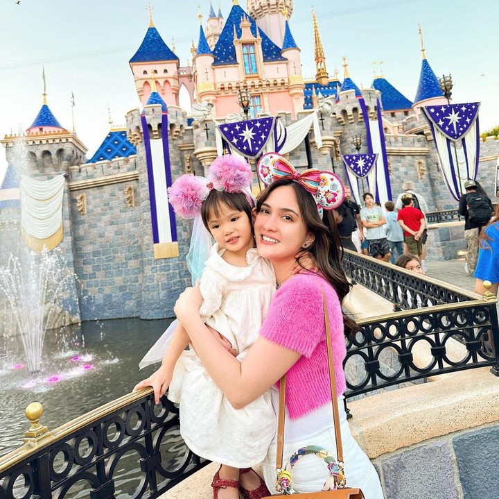 <p>Pada Agustus 2023, Shandy mengajak Claire menjelajah di Disneyland California. Si Kecil terlihat menggemaskan dengan <em>dress</em> merah muda dan bando berbentu telinga Mickey Mouse. (Foto: Instagram: @shandyaulia)</p>