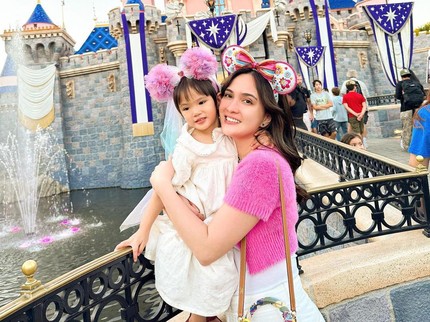 7 Potret OOTD Claire Anak Shandy Aulia saat Keliling Dunia, Terbaru Jadi Anna di Disneyland