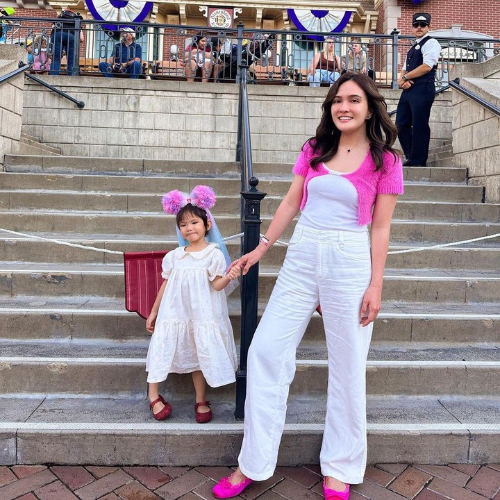 <p>Setelah bercerai, Shandy kerap mengajak Claire berlibur keliling dunia, Bunda. <em>Outfit</em> Claire pun sangat <em>fashionable</em> dan menggemaskan. (Foto: Instagram: @shandyaulia)</p>