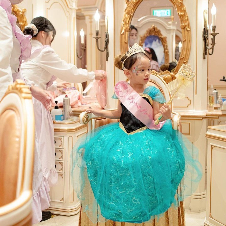 <p>Beberapa waktu lalu, Claire kembali mengunjungi Disneyland yang berada di Hong Kong. Kali ini, dirinya pun mengenakan kostum Anna dari film <em>Frozen</em>. "Anna kecilku yang manis," ungkap Shandy. (Foto: Instagram: @shandyaulia)</p>