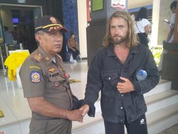 Bule Rusia Ditangkap Usai Ngutil Makanan Pengunjung Restoran di Bali