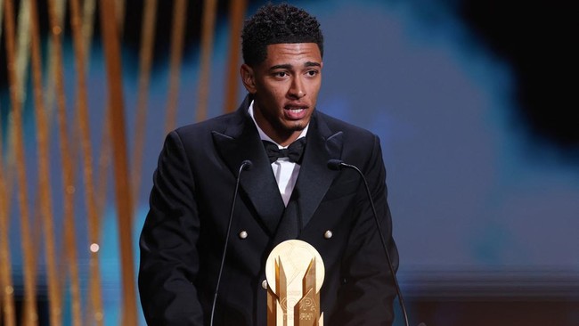 Gelandang Real Madrid Jude Bellingham meraih penghargaan Kopa Trophy pada seremoni Ballon d'Or 2023 di Paris, Prancis, Selasa (31/10) dini hari WIB.
