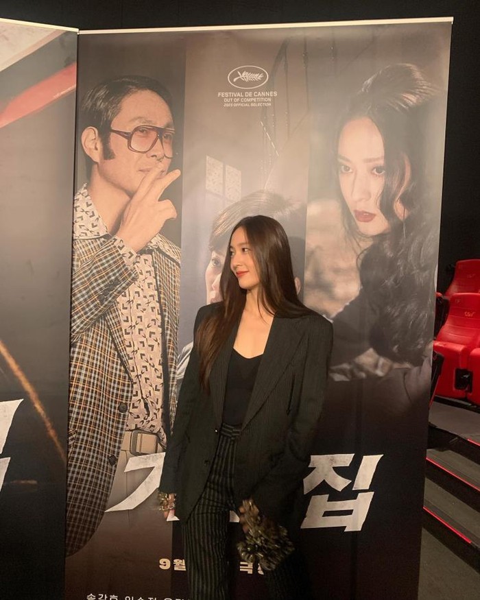 Style blazer hitam Krystal sangat cocok dijadikan referensi untuk pertemuan penting. Krystal mengenakan blazer kerah lebar yang dilengkapi dengan celana high waisted bermotif garis-garis untuk menciptakan tampilan yang karismatik. / Foto: elle.co.kr