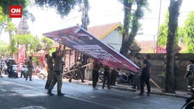 VIDEO: Jokowi Datang, Baliho Ganjar-Mahfud Diturunkan