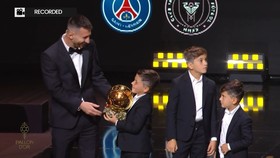 VIDEO: Momen Anak Messi Keberatan Pegang Trofi Ballon d'Or