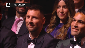 VIDEO: Senyum Messi Saksikan Emiliano Martinez Raih Yashin Trophy